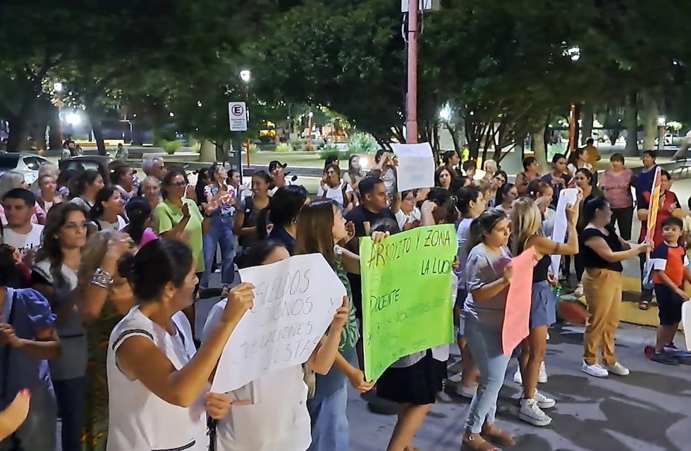 Docentes de Arroyito marcharon por las calles céntricas en apoyo al reclamo salarial con la Provincia
