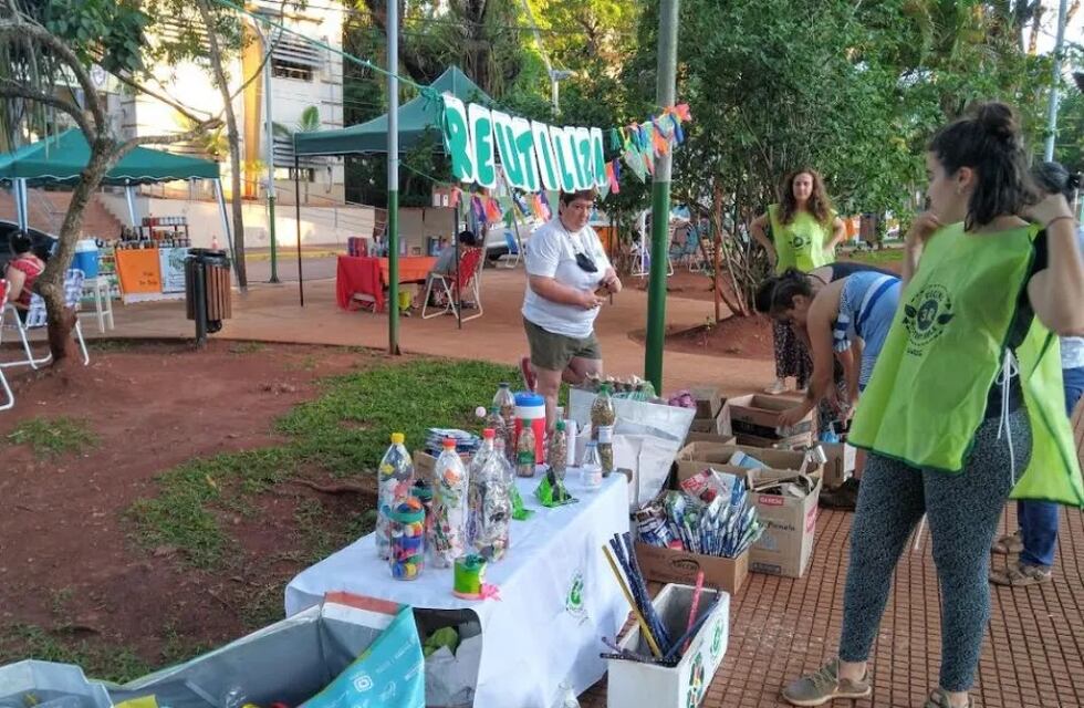 Vecinos recolectan materiales reciclables en Puerto Iguazú