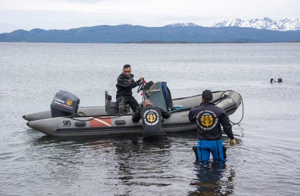 Buzos de la Armada y Prefectura Naval colaboran con el Municipio de Ushuaia