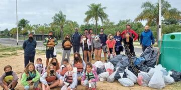40 jóvenes paranaenses limpiaron el río y la playa