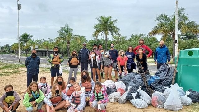 40 jóvenes paranaenses limpiaron el río y la playa