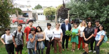 La Escuela Media N°1, tiene su huerta en un predio cedido por el Municipio.
