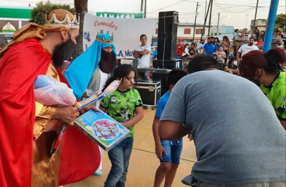 Sin distanciamiento ni protocolos, Reyes Magos entregaron regalos en Villa El Libertador