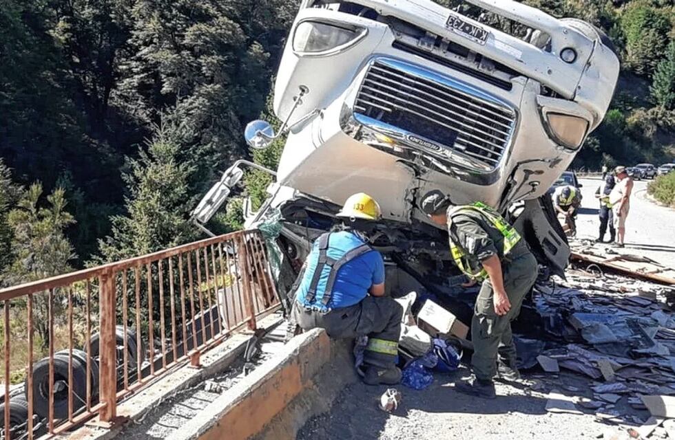 Un camión volcó en la Ruta 40 y quedó colgando de un puente