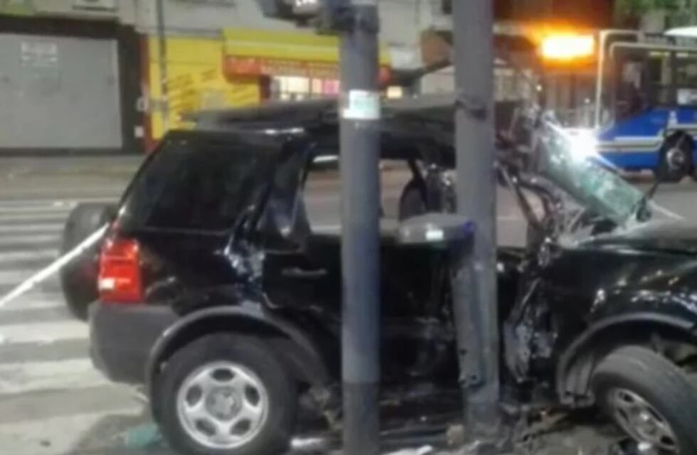 Otro conductor asesino y prófugo en Flores: provocó que una camioneta se incrustara en un poste, y escapó