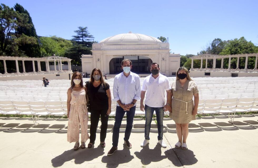 Garro recorrió las obras del Teatro del Lago junto a concejales de Berisso y Ensenada