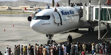 Una multitud de afganos se trepa a un avión en el aeropuerto de Kabul en un intento desesperado por abandonar Afganistán.