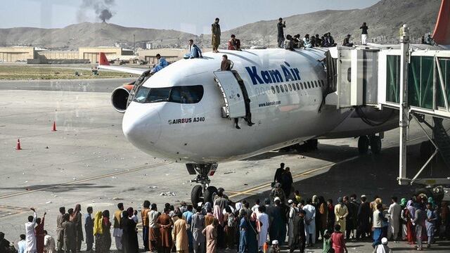 Una multitud de afganos se trepa a un avión en el aeropuerto de Kabul en un intento desesperado por abandonar Afganistán.