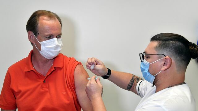 Gustavo Bordet recibió la vacuna contra el coronavirus