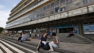 El Gobierno avanzaría con el arancelamiento a extranjeros no residentes en las universidades públicas.