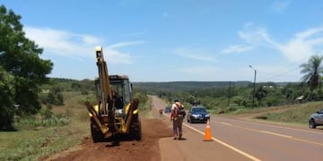 Vialidad Nacional mejora banquinas de la Ruta 14 en las localidades de Campo Viera, Salto Encantado y Aristóbulo del Valle