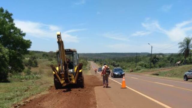 Vialidad Nacional mejora banquinas de la Ruta 14 en las localidades de Campo Viera, Salto Encantado y Aristóbulo del Valle