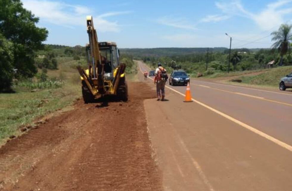 Vialidad Nacional mejora banquinas de la Ruta 14 en las localidades de Campo Viera, Salto Encantado y Aristóbulo del Valle