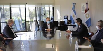 Representantes de Asociaciones y Cámaras que agrupan a prestadores de la salud del sector privado reunidos con Schiaretti.