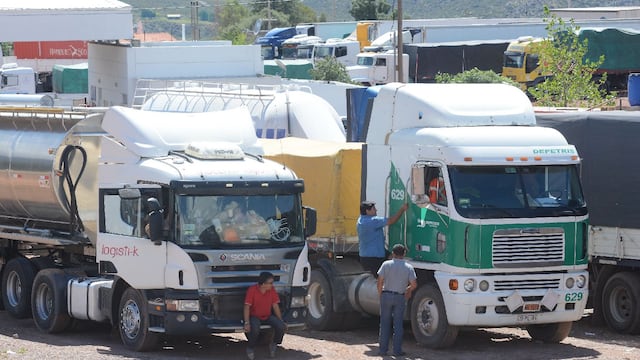 Los transportistas de carga pesada cortaron esta mañana la Ruta 7 en Uspallata en reclamo por las demoras y los maltratos que reciben en el paso fronterizo. Imagen ilustrativa
