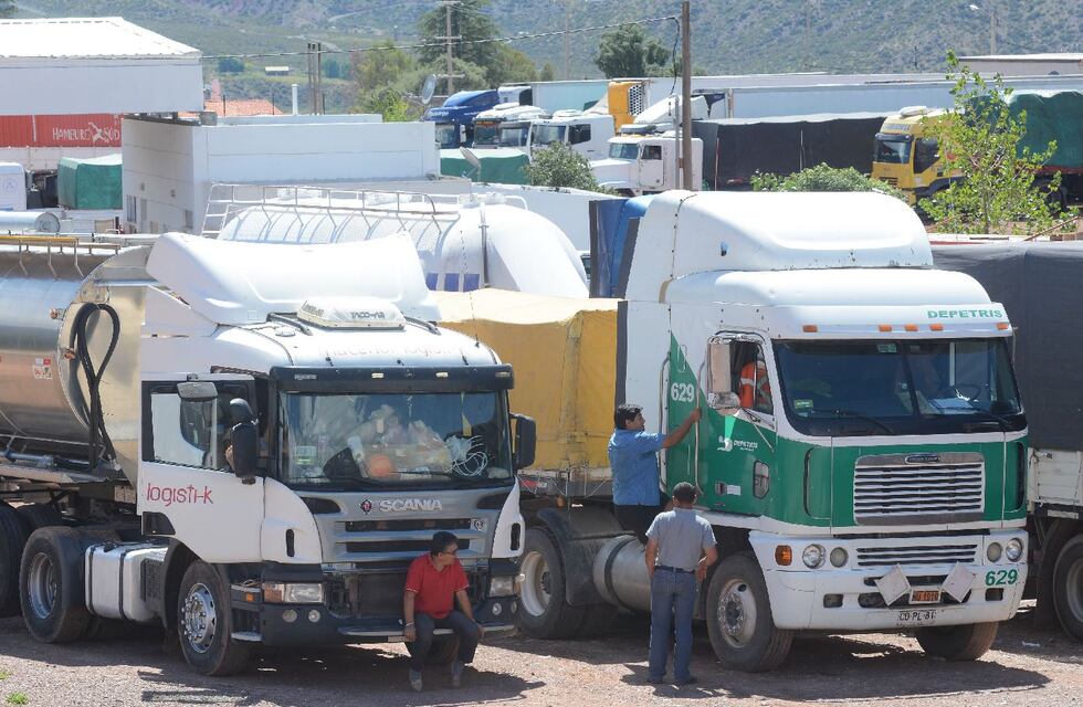 Camioneros paran en Uspallata y denuncian demoras y maltratos