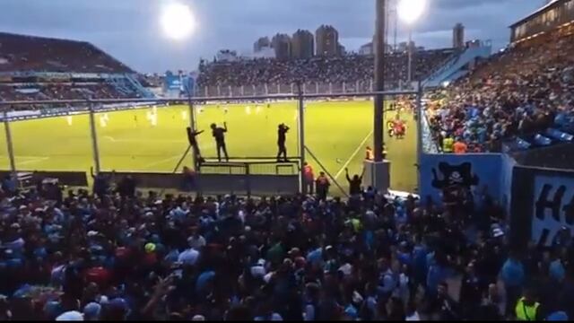 Filmaron peleas entre hinchas en la tribuna de Los Piratas (La Voz).