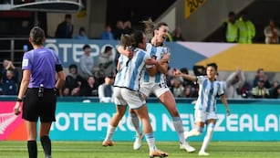 Festejo de las jugadoras argentinas en el empate ante Sudáfrica