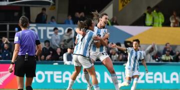Festejo de las jugadoras argentinas en el empate ante Sudáfrica