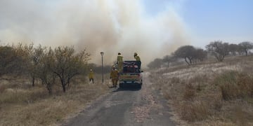 Incendios en Córdoba este lunes, uno en Almafuerte llegó muy cerca de un hotel en el sector. (Gentileza)