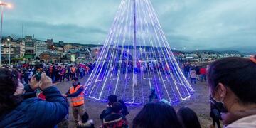 Con una gran convocatoria se realizó el tradicional encendido del árbol de navidad.
