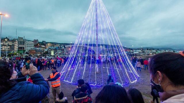 Con una gran convocatoria se realizó el tradicional encendido del árbol de navidad.