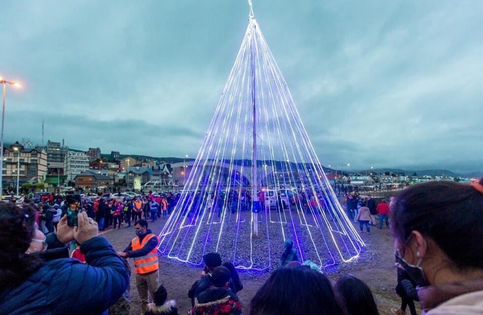 Ushuaia: con una gran convocatoria se encendió el árbol de navidad en la ciudad