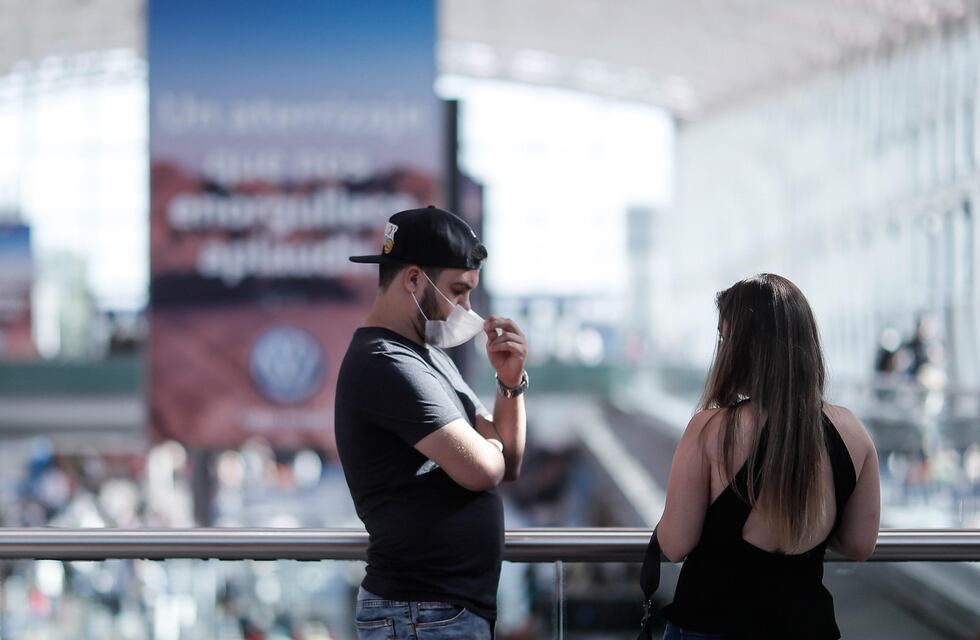 Coronavirus: imponen cuarentena de siete días para quienes llegan este lunes desde Reino Unido