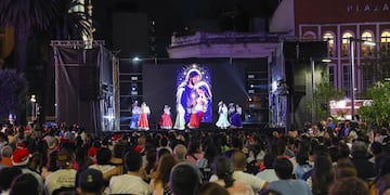 Con más de 50 intérpretes, la propuesta convocó a vecinos y turistas en una función pensada para el cierre de año.