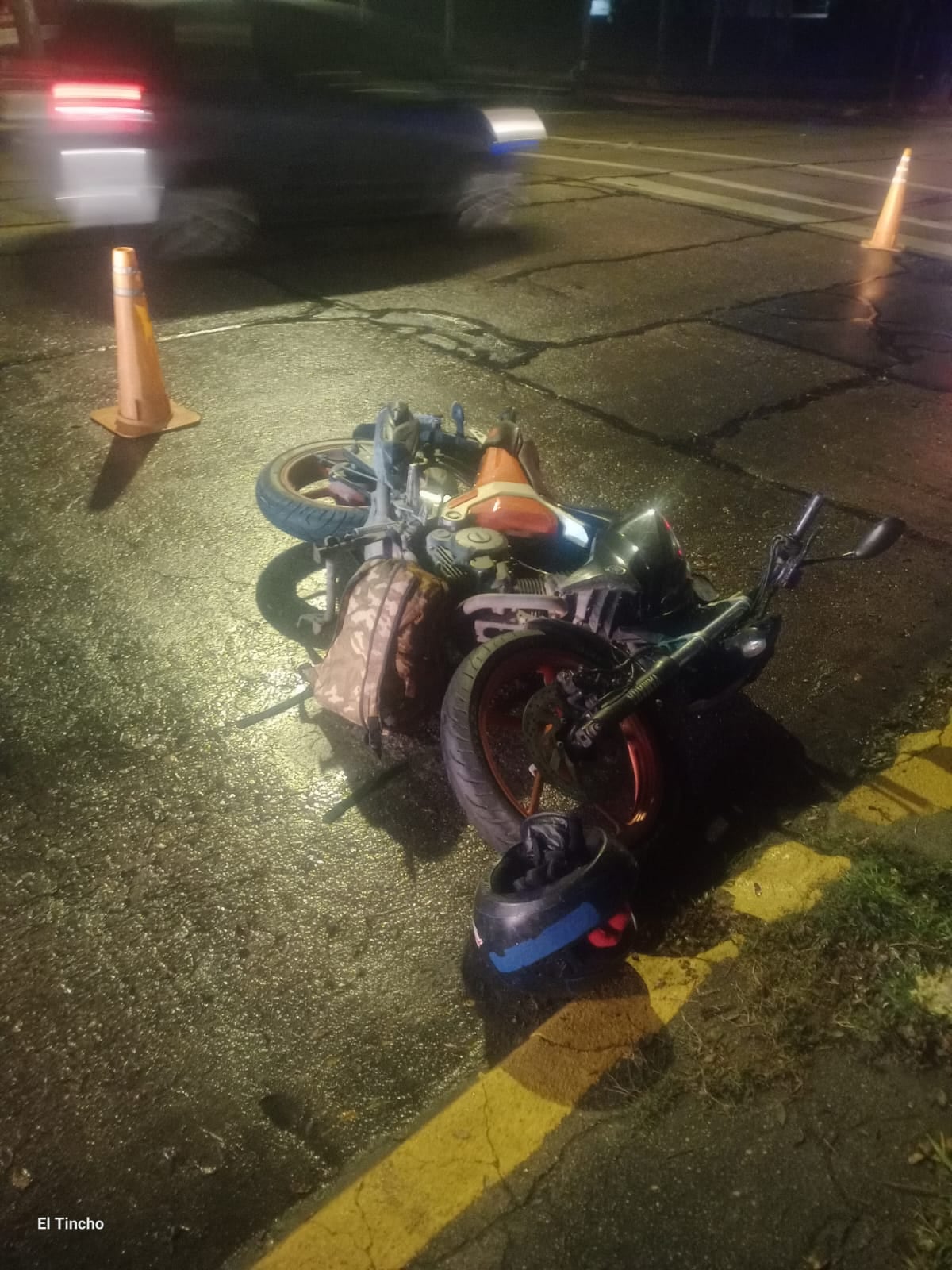 Una moto y un auto chocaron en el barrio Parque Chacabuco de la ciudad de Córdoba.