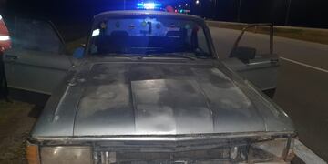 El auto en el que trasladaban los lechones y la droga.