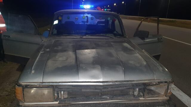 El auto en el que trasladaban los lechones y la droga.