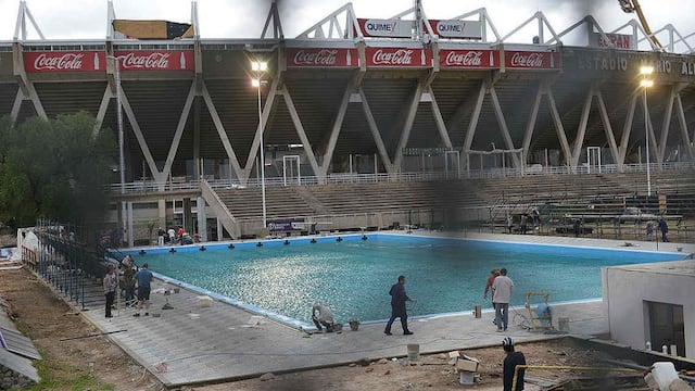 El hombre nadó en la pileta olímpica del Kempes, se descompensó y murió. (Foto: Facundo Luque)