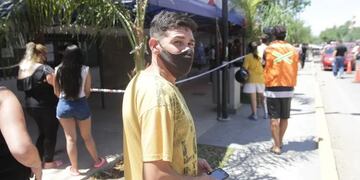 El joven que guarda lugar en las filas de hisopado