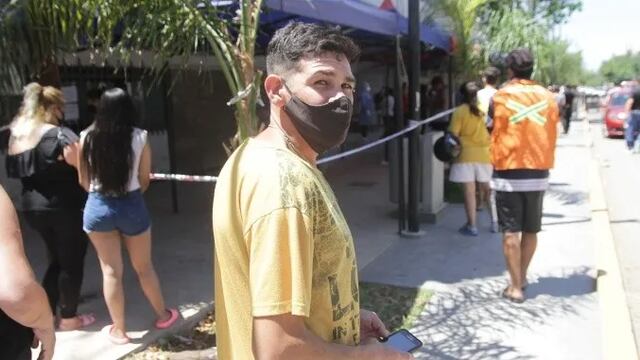 El joven que guarda lugar en las filas de hisopado