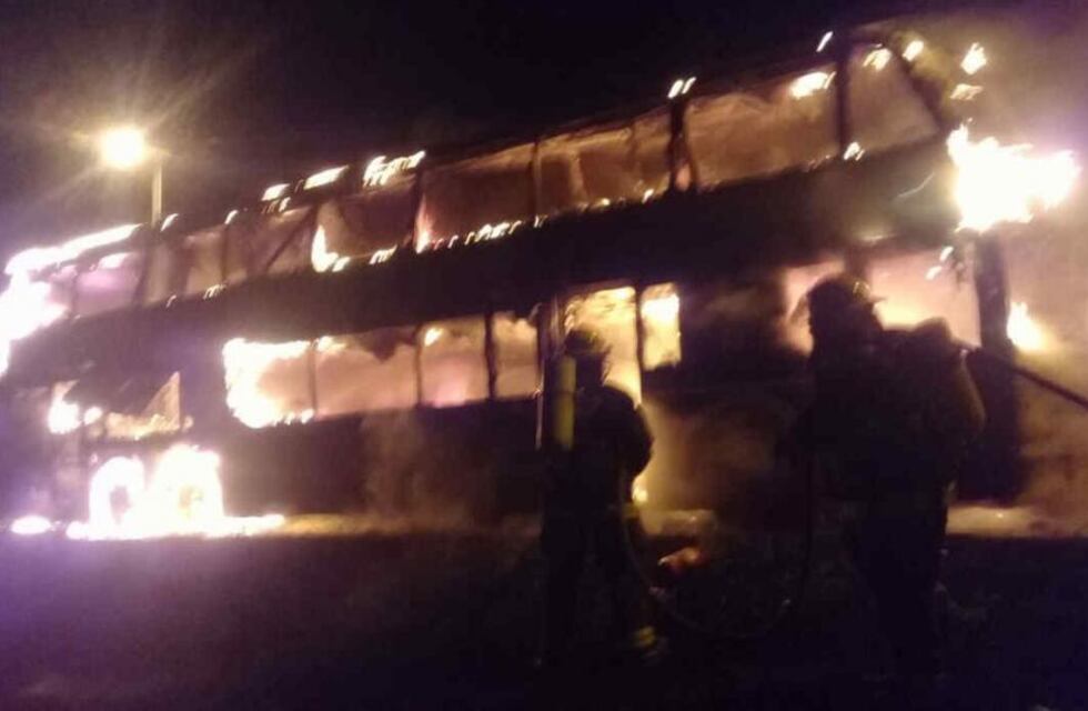 Cuatro dotaciones de bomberos trabajan en un incendio forestal en el predio del ferrocarril de Pérez