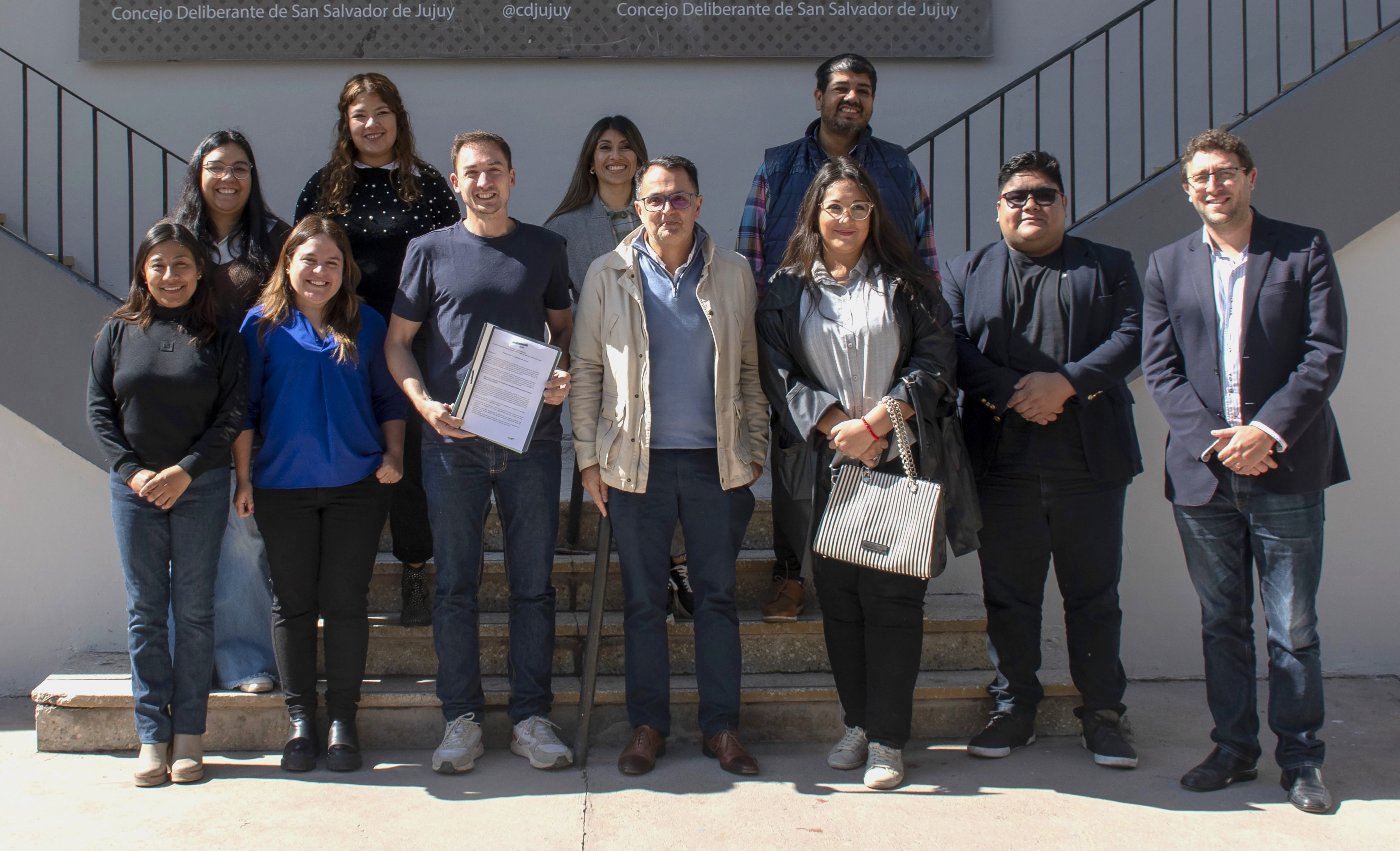 Al término de la reunión, una foto grupal de los concejales con los los jóvenes profesionales que llevaron sus propuestas para incluir en la licitación del transporte urbano de pasajeros.