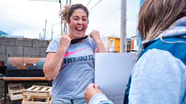 El intendente Walter Vuoto junto a la secretaria de Hábitat y Ordenamiento Territorial, Lorena Henriques Sanches, acompañaron por videollamadas las notificaciones que 298 familias de la ciudad.