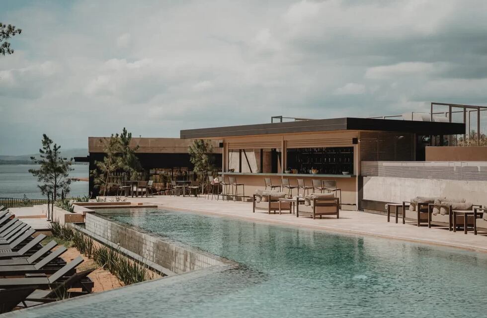 Cabalgatas, paseos en velero y trekking, las propuestas de un lujoso hotel a la vera del dique Los Molinos