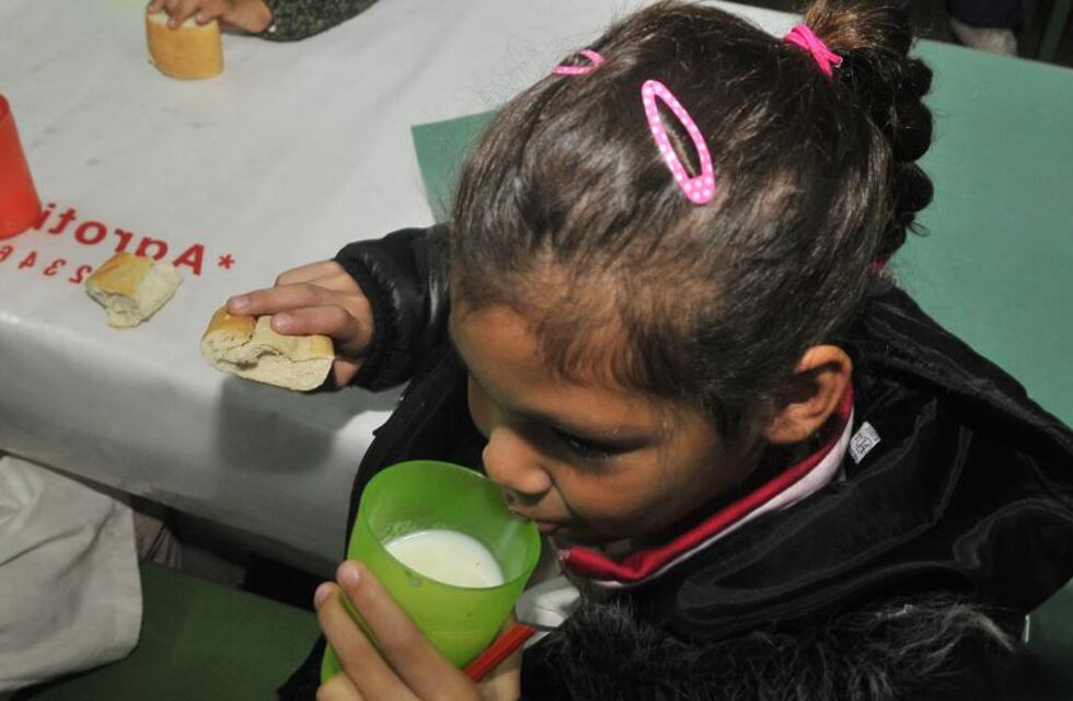 Fortalecer: cómo es el programa que entrega una copa de leche caliente en las escuelas de Córdoba