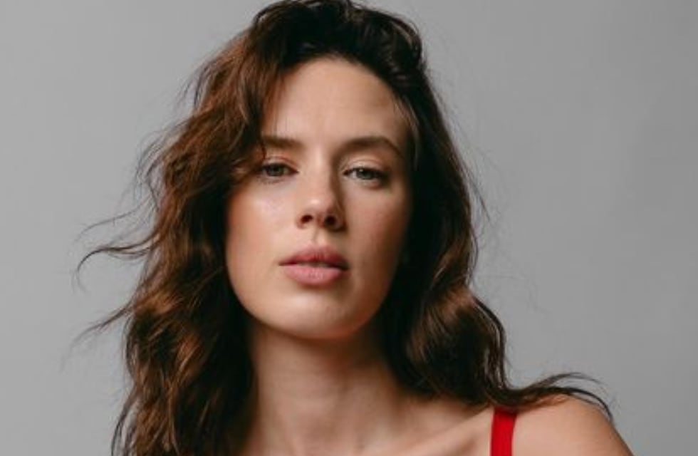 Sin corpiño, Delfi Chaves desfiló en la París Fashion Week con una prenda será furor en la temporada primavera verano