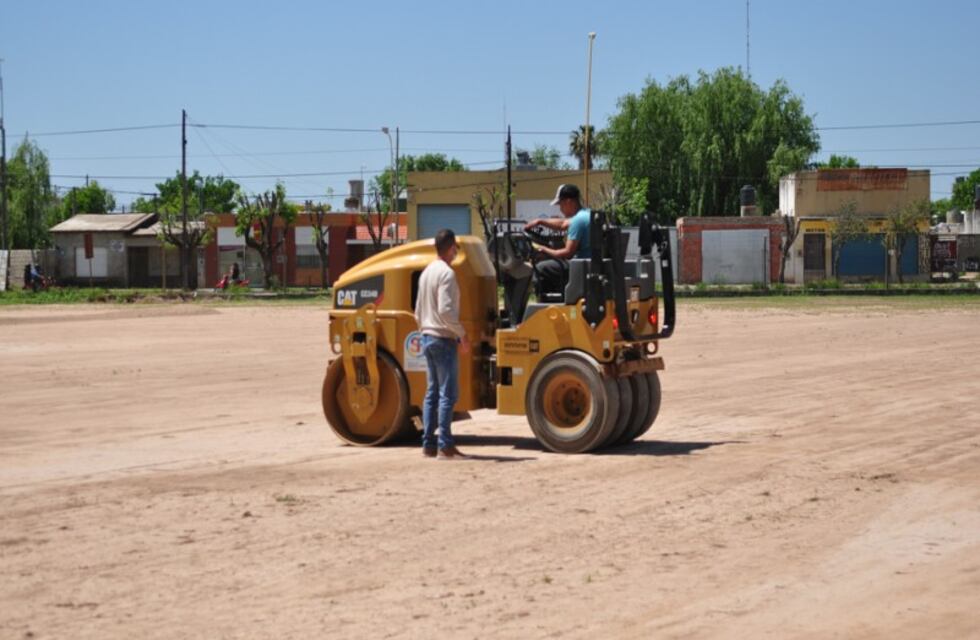 Tareas de mantenimiento en el polideportivo municipal