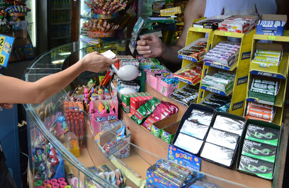 Insólito video: Dos mujeres protagonizaron una pelea en un kiosco de Río Negro y lo destruyeron