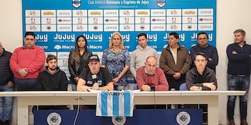 La dirigencia del club Gimnasia y Esgrima de Jujuy presentó a Marcelo Vázquez como nuevo DT del "Lobo", tras la salida de Mario Gómez.