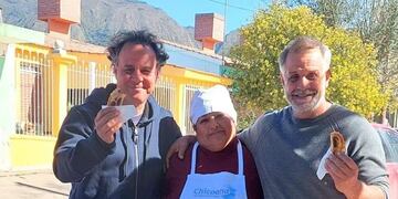 Las estrellas de la televisión de cocina junto a la embajadora de empanada salteña Gloria Aguirre.