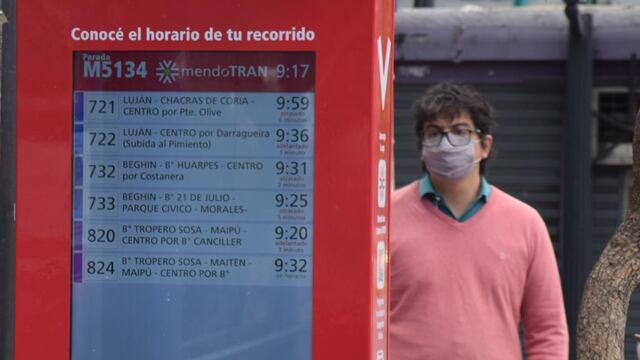 El tótem informa de manera exacta la frecuencia de paso de cada línea de omnibus que transita por calle Rivadavia en Godoy Cruz. Gentileza MGC