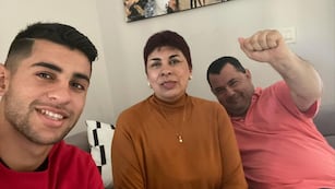 El defensor cordobés Cristian Romero y su mamá, que contó una historia hermosa entre ambos. (Instagram Cuti Romero).