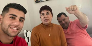 El defensor cordobés Cristian Romero y su mamá, que contó una historia hermosa entre ambos. (Instagram Cuti Romero).