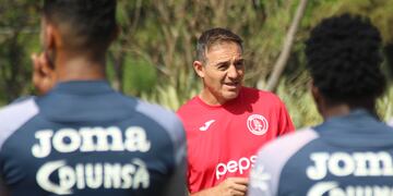El DT cordobés Hernán "Tota" Medina atraviesa un gran momento en el Motagua de Honduras. (Prensa Motagua)