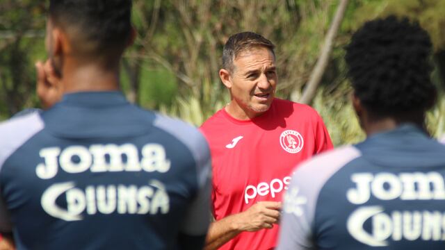 El DT cordobés Hernán "Tota" Medina atraviesa un gran momento en el Motagua de Honduras. (Prensa Motagua)